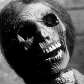 Walt Disney kvůli Psychu vyhodil z Disneylandu jeho tvůrce Alfreda Hitchcocka. Zřejmě se mu film nelíbil.