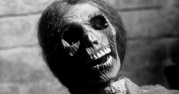 Walt Disney kvůli Psychu vyhodil z Disneylandu jeho tvůrce Alfreda Hitchcocka. Zřejmě se mu film nelíbil.