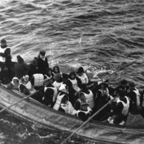 Do záchranných člunů se dostali i tři psi. 