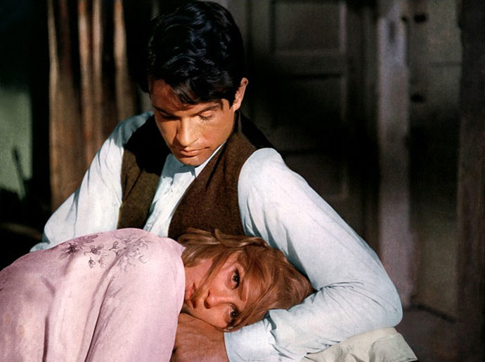 Warner Bros byl k filmu nejdříve skeptický, nakonec studiu vydělal padesát milionů dolarů.