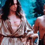 Film vznikl na motivy románu J. F. Coopera, kde však není hlavním hrdinou Nathaniel, ale Uncas.