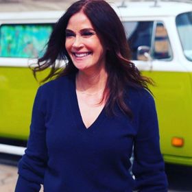 Teri Hatcher nedávno oblékla slušivý modrý svetřík.