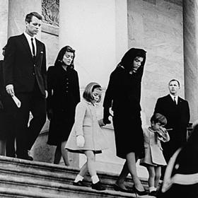 John Fitzgerald Kennedy mladší na pohřbu svého otce. 