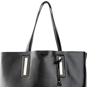 Hodí ke všemu, takže si jí můžete vzít prakticky kamkoliv a trendy s touto taškou budete kdykoliv.
