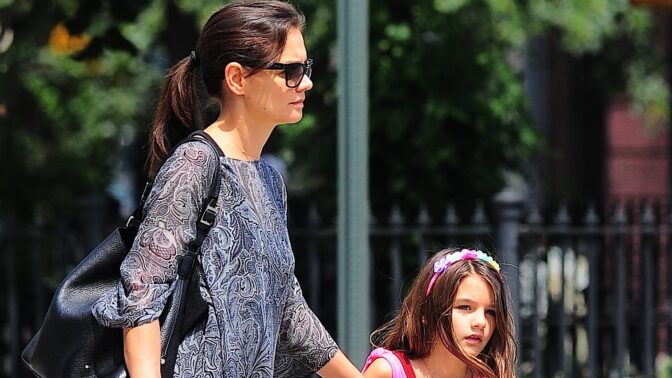 Dcera Katie Holmes a Toma Cruise vyrůstá bez slavného táty. S mámou ale tvoří dokonalý pár