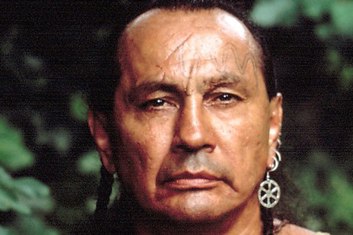 Ve filmu si zahral i Russell Means. Politický aktivista bojující za práva indiánů.