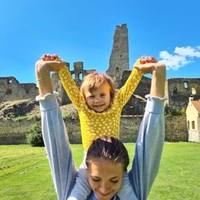 Středobodem Kateřinina života je její dcera, která se jí narodila v dalším vztahu. Zde na výletě na Okoř.