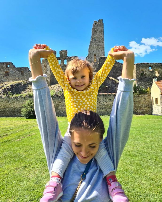 Středobodem Kateřinina života je její dcera, která se jí narodila v dalším vztahu. Zde na výletě na Okoř.