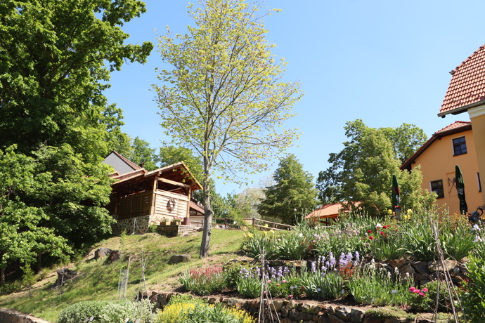 Statek Lüftnerka na jaře a v létě krásně kvete. Najdete tu i restauraci.