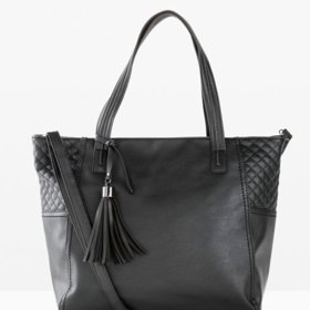 Při volbě kabelky můžete vsadit na nadčasovou černou barvu a na nenápadné zdobení třásněmi ve stejné barvě.