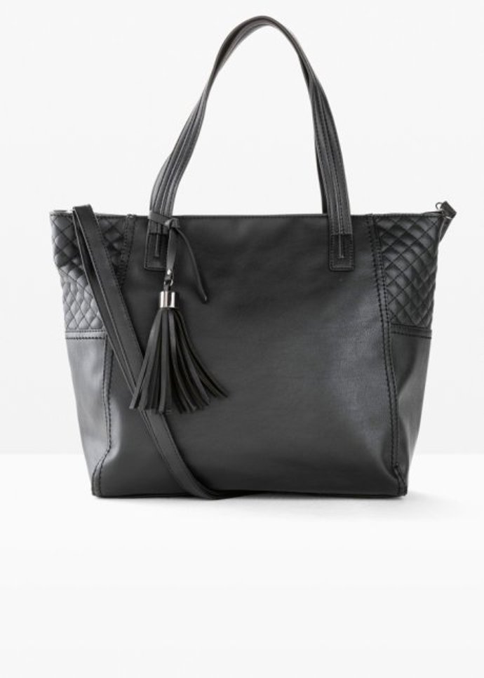 Při volbě kabelky můžete vsadit na nadčasovou černou barvu a na nenápadné zdobení třásněmi ve stejné barvě.