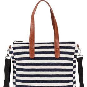 Námořnické modré proužky jsou stylovým evergreenem. Připomenou vám letní pohodu u vody. Pokud navíc sázíte na praktičnost, oceníte dvojitá ucha pro více možností nošení kabelky. 
