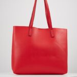 Vybírat můžete i z barevných kabelek, měly by být ale celé v jedné barvě. Co třeba stylová červená kabelka?
