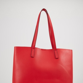 Vybírat můžete i z barevných kabelek, měly by být ale celé v jedné barvě. Co třeba stylová červená kabelka?
