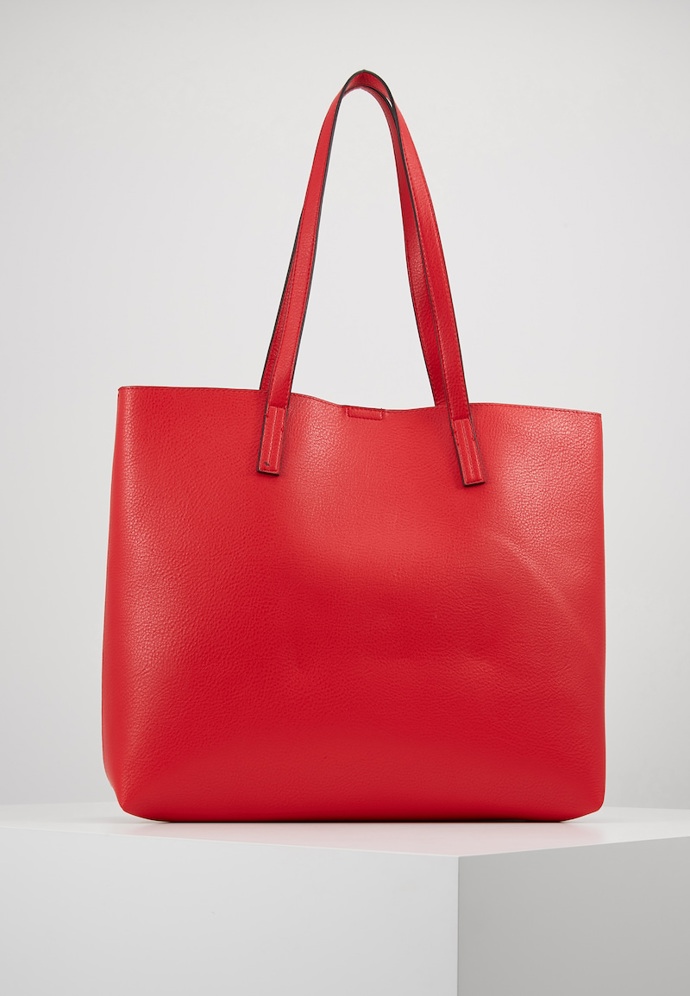 Vybírat můžete i z barevných kabelek, měly by být ale celé v jedné barvě. Co třeba stylová červená kabelka?
