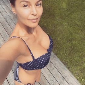 Plavky s puntíčky jí opravdu sluší. Důkazem toho jsou i spousty kladných komentářů na jejím Instagramu.