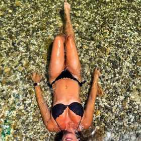 Miluje moře. Cítí se s ním být spřízněná.