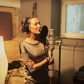 Kromě herectví se Bára našla i ve zpěvu. Jak se vám líbil hit Slunečné léto?
