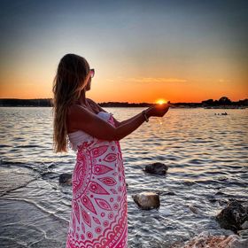 Pro teplý večer v ráji zvolila šaty se zajímavým vzorem.
