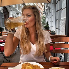 Není to žádná fiflena. Nemá problém dát si pořádný řízek a pivo.
