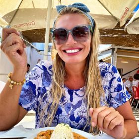 I když spořádá velké porce, je stále krásně štíhlá.
