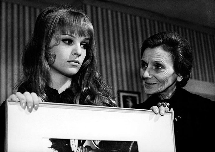 Svědectví mrtvých očí (1971): Penzionovaný policista si všimne podezřelého chování manžela své neteře. 