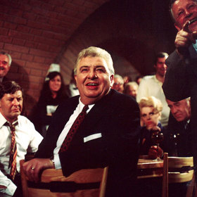 Bouřlivé víno: Může se jeden muž postavit partě vinařů, kteří v touze obchodovat na vlastní pěst naletí podvodníkovi, jenž využije jejich chamtivost?