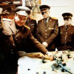 Premiéra ještě jednou: Autor knižní předlohy Josef Škvorecký na ni přiletěl s manželkou ve starém ruském vrtulníku.