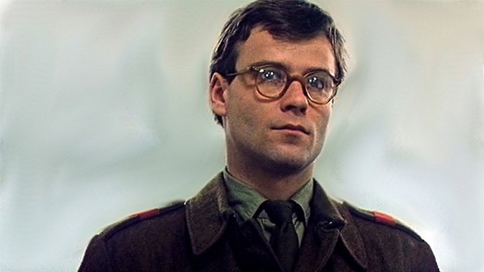 Dokončení erotické scény mezi Lukášem Vaculíkem a Simonou Chytrovou sklidilo velké ovace. Doslova. Točilo se totiž na sídlišti, kde si všichni vidí do oken.