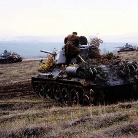 Generální štáb poslal filmařům tanky ze Slovenska. Jenomže skoro všechny byly nepojízdné. Štáb si tak musel sehnat šikovného opraváře.