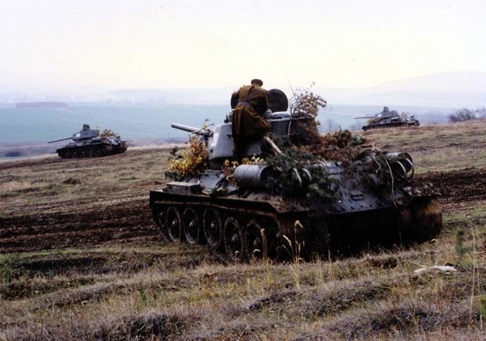Generální štáb poslal filmařům tanky ze Slovenska. Jenomže skoro všechny byly nepojízdné. Štáb si tak musel sehnat šikovného opraváře.