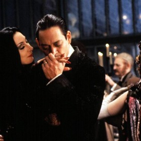 Možné prokletí? Během natáčení filmu Addamsova rodina se vystřídali až tři kameramani. První odešel po pouhém měsíci. Druhý skončil v nemocnici s vážnou infekcí. Potřetí se toho ujal samotný režisér Barry Sonnenfeld.