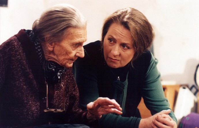 Povídka z cyklu Bakaláři (1997): odvézt babičku do domova důchodců, nebo si ji nechat doma, když všem změnila život?