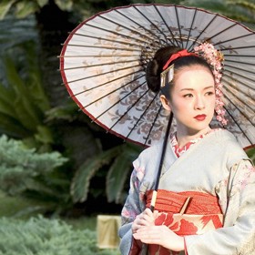 Představitelka hlavní role, herečka Ziyi Zhang, musela ve filmu nosit kontaktní čočky, na které poté získala alergii.