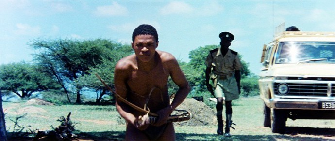 Film Bohové musí být šílení vznikl v produkci Jihoafrické republiky, přesto byl oficiálně uváděn jako snímek z Botswany. Na JAR byla v té době uvalena velká embarga.