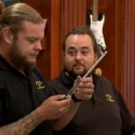 ...na střední platil spolužákům, aby za něj vypracovali domácí úkoly, samozřejmě ho vyhodili. Neodmaturoval.