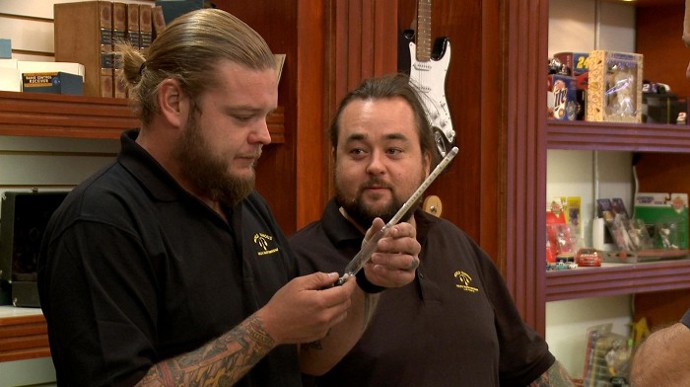 ...na střední platil spolužákům, aby za něj vypracovali domácí úkoly, samozřejmě ho vyhodili. Neodmaturoval.