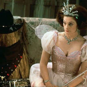 Natáčení Addamsovy rodiny bylo poznačeno nemocemi lidí, režisér Sonnenfeld dokonce několikrát omdlel. I proto se původní rozpočet vyšplhal z 25 milionů na 30.