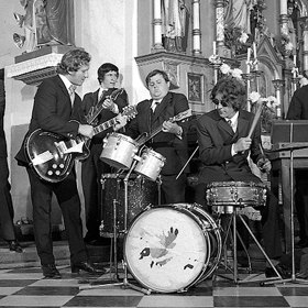 Poznáte známé tváře na této fotografii z Bouřlivého vína? Je tam Jiří Hrzán, Vítězslav Jandák, Jan Kraus, Jan Kuželka a František Ringo Čech.