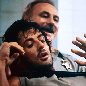 Místní obyvatelé měli radost, mnoho z nich si totiž zahrálo v komparzu. A to přijde vhod, když zavřou továrnu. 