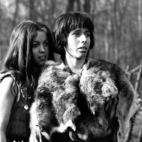 Přestože je jasné, že lidé v pravěku vypadali jinak, nepočítalo se s maskami. 