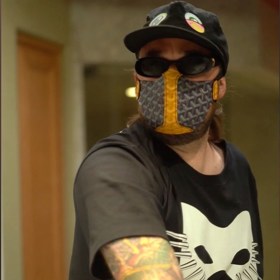 Nezapomíná ani na své zdraví a chrání se rouškou.