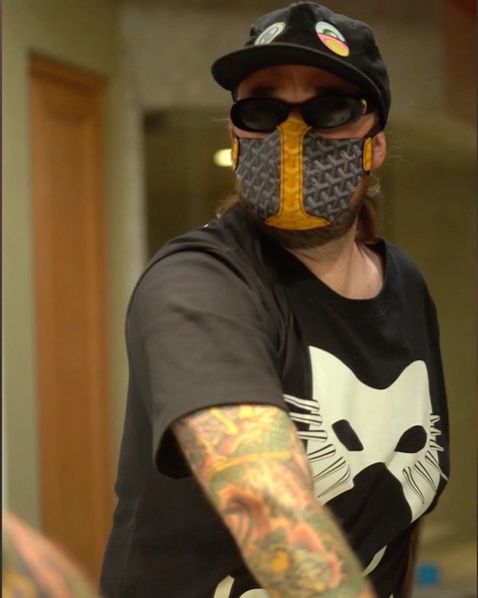 Nezapomíná ani na své zdraví a chrání se rouškou.