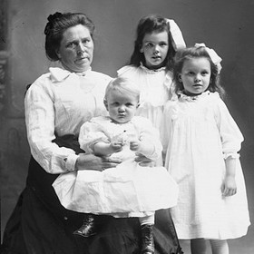 Belle Gunness se svými dětmi. Nikdo z nich nepřežil. 