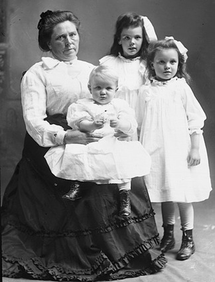 Belle Gunness se svými dětmi. Nikdo z nich nepřežil. 