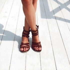 
Obecně je nejlepší se sandálům s ponožkami vyvarovat úplně.