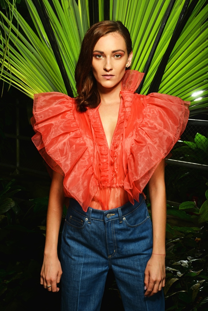 Lásku k přírodě vyjadřuje také tím, že sází stromy.