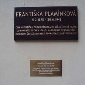 Pamětní deska Františky Plamínkové na Valštejnském paláci. Byla to obdivuhodná žena. 