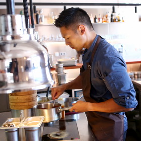 Khanh Ta. Pracoval v restauraci Story Michala Černého a Entrée Přemka Forejta.