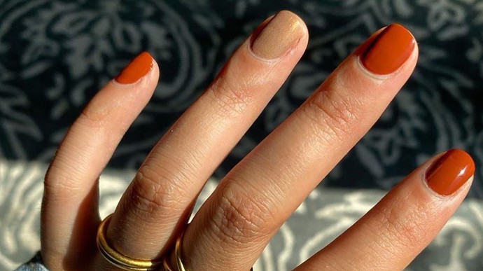 Pokud jde o barvy, nebojte se experimentovat a vybírat různé odstíny. Trendy je použití jiné barvy, třeba tón v tónu, na prsteníčku. 
